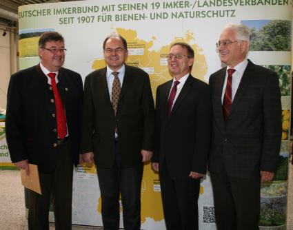 Bienen sind unverzichtbar für Ökosystem Bundesminister Schmidt besucht 66. Deutschen Imkertag in Schkeuditz (FOTO)