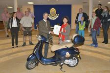 Die Gewinner des Meckatzer Jubiläumsgewinnspiels stehen fest: „Am Sonntag wird Christine nun Vespa fahren gehen“