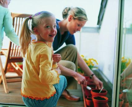 Riester-Förderung zahlt sich insbesondere für Frauen aus / Kinder-Zulagen fließen in gut 70 % der Fälle auf das Bausparkonto der Frau (FOTO)