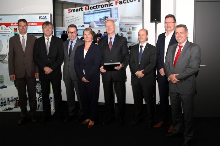 Industrie 4.0-Kompetenzzentrum eröffnet und Smart Electronic Factory e.V. gegründet Industrie 4.0-Kompetenzzentrum eröffnet und Smart Electronic Factory e.V. gegründet
