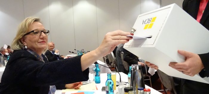 ANG-Präsidentin Brigitte Faust gratuliert Arbeitgeberpräsident Ingo Kramer zur Wiederwahl