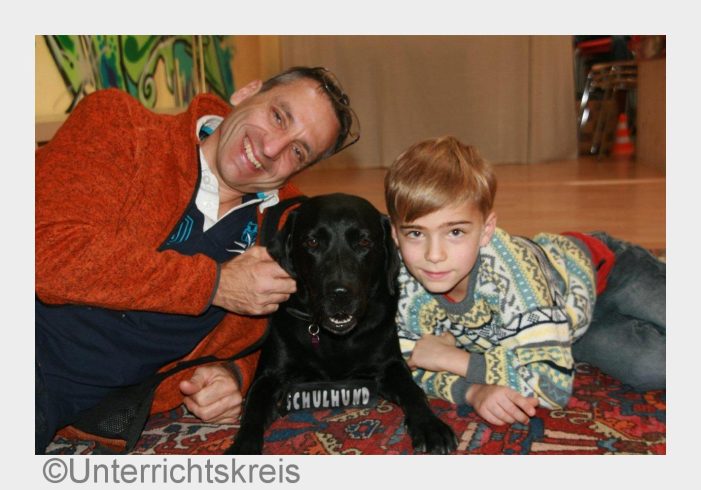Unterrichtskreis jetzt mit zweitem Schulhund Unterrichtskreis jetzt mit zweitem Schulhund