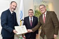 TU-Forschungsgruppe Olympiaübergibt olympische Schriften des IOC-Gründers Pierre de Coubertin an IOC-Präsident Thomas Bach
