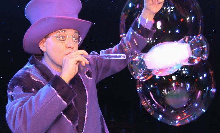 Varietékünstler boten sensationelle Showprogramm bei Firmen-Event. Varietékünstler boten sensationelle Showprogramm bei Firmen-Event.