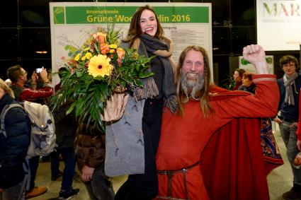 Grüne Woche 2016: 300.000. Besucherin auf den Arm genommen (FOTO)