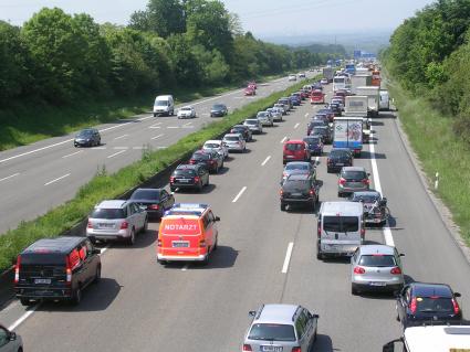 In Praxisfragen fit, in der Theorie unsicher / ADAC fragte Wissen der Autofahrer ab