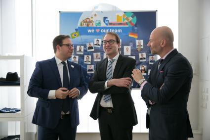 Bundesverkehrsminister Dobrindt informiert sichüber erfolgreiche Zusammenarbeit zwischen Startups und deutscher Industrie (FOTO)