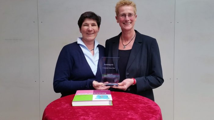 Anna Langheiter holt sich die Trophäe Anna Langheiter holt sich die Trophäe