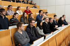 Erfolgreiche rheinland-pfälzische und saarländische Schüler der Internationalen Chemie-Olympiade experimentierten an der TU Kaiserslautern