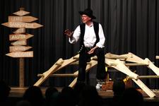 Bayerisches Zimmererhandwerk geht mit Theaterstück