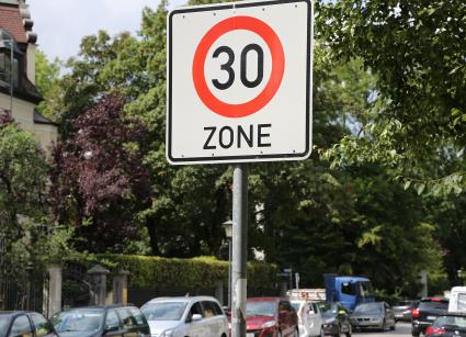 Klares Votum gegen generelles Tempo 30 / 78 Prozent der ADAC Mitglieder gegen niedrigere Regelgeschwindigkeit / Unter anderem mehr Schleichverkehr in Wohngebieten befürchtet (FOTO)