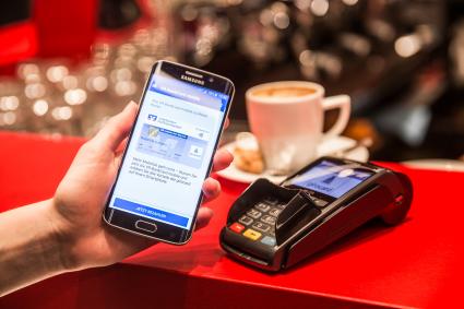 Weltpremiere: Erste girocard-Transaktion mit girocard mobile und Vodafone Wallet (FOTO)