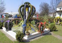 Bunte Attraktion in Ostbayern:  Safari? zum größten Osterbrunnen der Welt