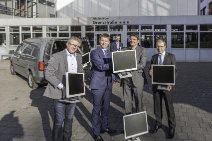 200 Monitore für Bremer Schulen / Senatorin Claudia Bogedan nimmt Spende der hkk entgegen (FOTO)