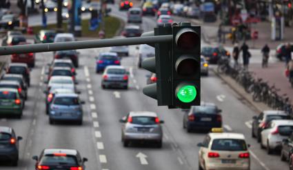 Betriebsziel Verkehrssicherheit / Magazin „etem“ zeigt, was Unternehmen tun können, um die Sicherheit ihrer Beschäftigten im Straßenverkehr zu verbessern. (FOTO)