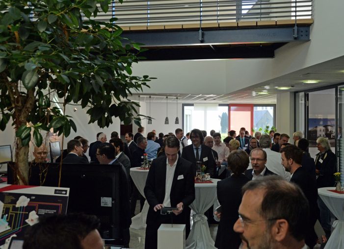 Hausmesse und Vortragsreihe zu „Industrie 4.0 – Vision und Wirklichkeit“ von ComputerKomplett stieß auf großes Interesse Hausmesse und Vortragsreihe zu „Industrie 4.0 – Vision und Wirklichkeit“ von ComputerKomplett stieß auf großes Interesse