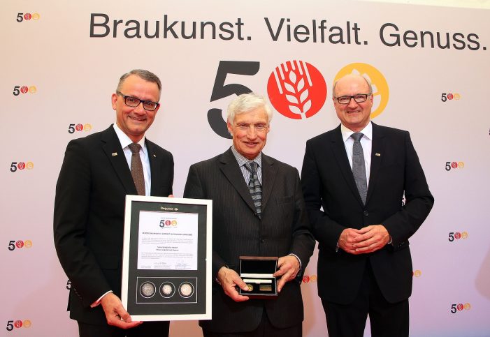 Degussa überreicht limitierten Gold- und Silber-Thaler „500 Jahre Reinheitsgebot“ an Luitpold Prinz von Bayern
