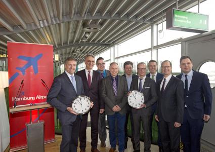 Kooperation für mehr Fluglärmschutz: Hamburg Airport und Airlines starten Pünktlichkeitsoffensive / Gemeinsame Erklärung zum Abbau von Verspätungen nach 23 Uhr unterzeichnet (FOTO)