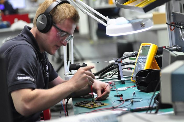 Junge Fachkräfte fit für die digitale Zukunft in der Arbeitswelt machen Junge Fachkräfte fit für die digitale Zukunft in der Arbeitswelt machen