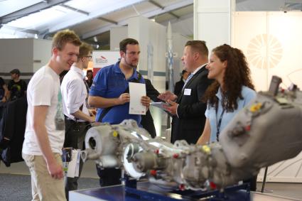 Deutschlands größte Aerospace-Jobbörse am Start / Das ILA CareerCenter informiert an den Publikumstagen über 
Berufschancen in allen Feldern der Luft- und Raumfahrt (FOTO)