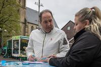 Bürgermeister unterschreibt Vertrag