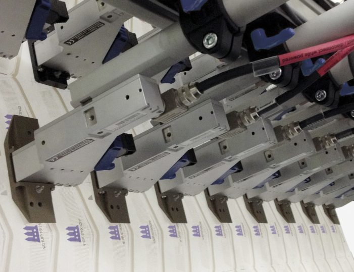Messe Drupa: Wettbewerbsfähigkeit steigern mit Hybriddruck von REA JET Messe Drupa: Wettbewerbsfähigkeit steigern mit Hybriddruck von REA JET