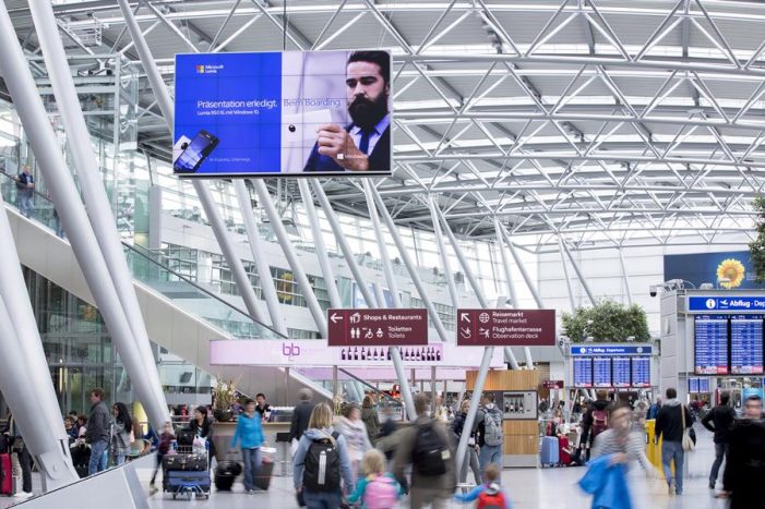 DUS AD BOARD: Größte digitale Indoor-Fläche an einem deutschen Flughafen geht an den Start