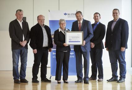 BG ETEM zeichnet Global Safety Textiles für gelebte Inklusion aus / Rehabilitationspreis 2016 überreicht (FOTO)