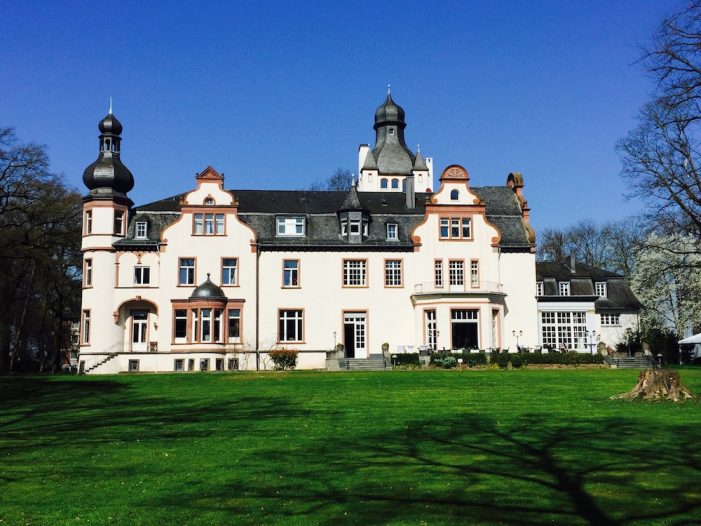 Spendenübergabe an Trauma Aid im Gezeiten Haus Schloss Eichholz