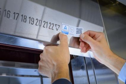 TÜV Rheinland: Prüfplakette in jedem Aufzug Pflicht / Stichtag 1. Juni 2016: Prüfplaketten müssen sichtbar an der Aufzugsanlage kleben / Aufzüge werden jährlich geprüft / Keine Anlage ohne Notfallplan