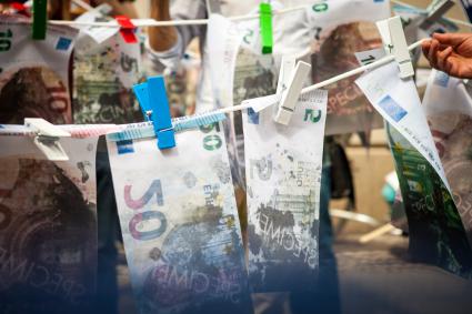 Geldwäsche und Steuerbetrug: SPD will Öffentlichkeit einbinden, bekommt Rückenwind aus der Zivilgesellschaft / Aktivisten waschen Geldscheine vor dem Finanzministerium (FOTO)