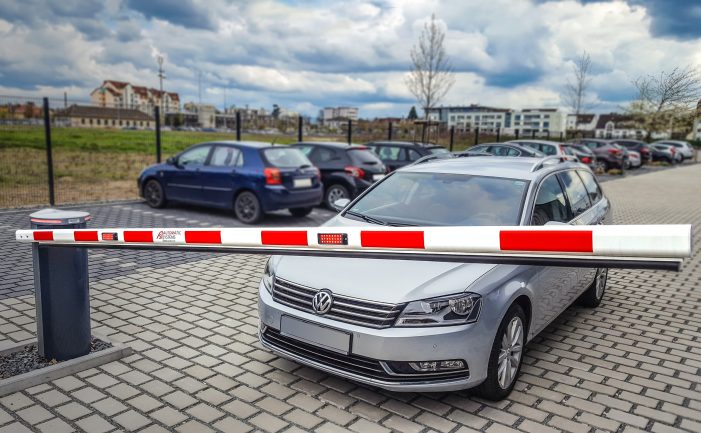 Unverwechselbare Schranke auf Mitarbeiterparkplatz