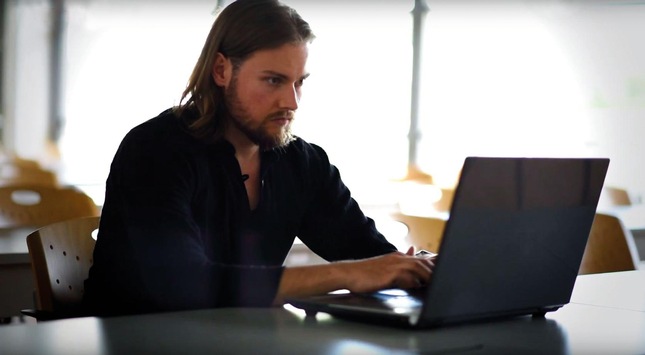 Neue Form des Studierens: Online und neben dem Beruf / Ein Interview mit dem Online-Studierenden Constantin Foltin (FOTO)