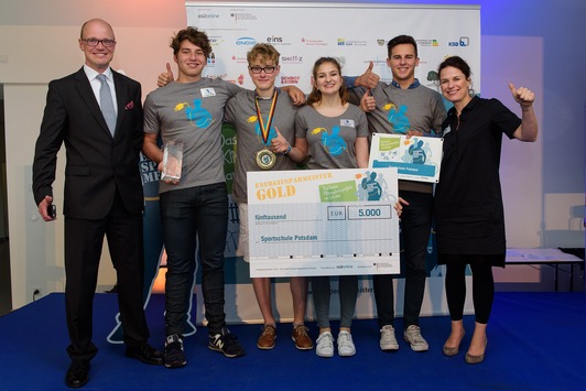 Schule aus Brandenburg gewinnt bundesweiten Energiesparmeister-Wettbewerb / Auszeichnung von Bundesumweltministerin Hendricks / Schulen aus allen Bundesländern auf Jugendmesse YOU in Berlin prämiert (FOTO)