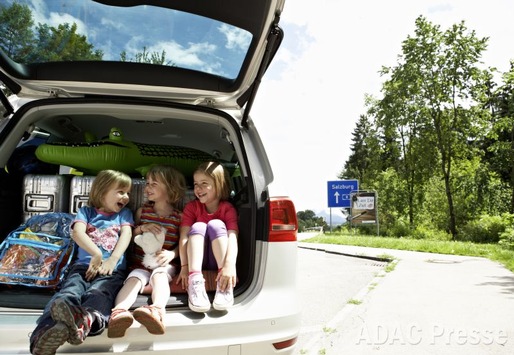 Deutschland erneut beliebtestes Ziel für Autourlauber / Mehr als 200.000 ADAC-Routenanfragen ausgewertet / Autofahrer legen rund 840 Kilometer auf der Reise in den Sommerurlaub zurück (FOTO)