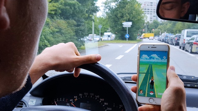 Pokémon Go – kein Spiel für den Straßenverkehr / ADAC warnt vor der Gefahr durch Ablenkung bei neuem Handyspiel / Eltern sollten Spiel mit Kindern ausprobieren (FOTO)