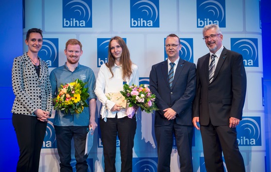 Ausgezeichnet in eine sichere Zukunft: Gesellenbrief für 569 junge Hörakustiker / Die Besten Deutschlands: Sarah Böhm aus Zschopau und Jonas Best aus Lahnstein sind ganz vorn (FOTO)
