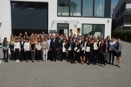 Willkommener Nachwuchs beim Zoll / Uwe Schröder, Präsident der Generalzolldirektion, begrüßt am 1. August die 1.200 Nachwuchskräfte des Zolls (FOTO)