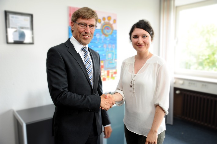 Couragierte Santander Mitarbeiterin durch Polizeipräsidenten geehrt (FOTO)