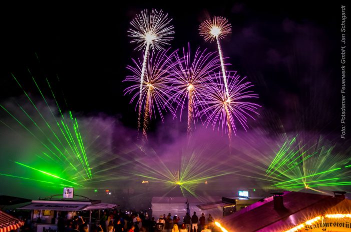 Spektakuläres Feuerwerk und Lasershow, das Highlight des Brandenburg-Tages 2016 auf der Rennbahn Hoppegarten