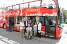 Blumen für den 2 000. Fahrgast: Erfolgreicher roter Doppeldecker-Bus in Karlsruhe