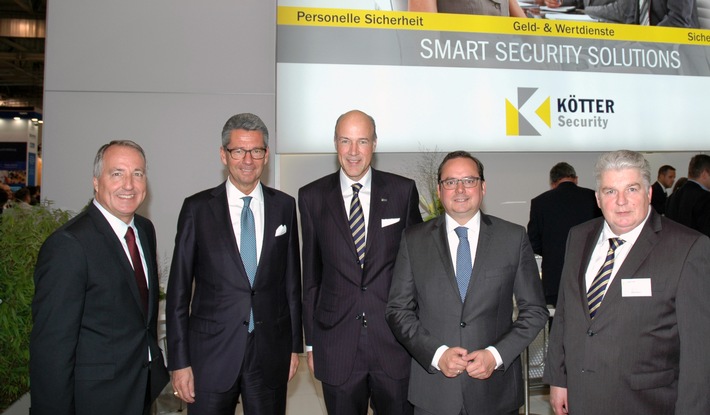 BDI-Präsident Ulrich Grillo und Essens Oberbürgermeister Thomas Kufen besuchen Stand von KÖTTER Security / Weltgrößte Sicherheitsmesse „security 2016“ eröffnet (FOTO)