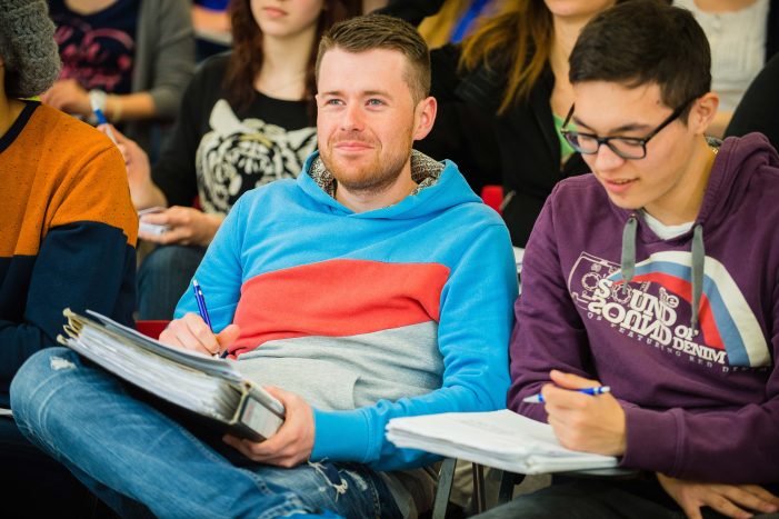 So geht Fernstudieren: Studierende und Alumni berichten an der HFH Stuttgart über ihre Erfahrungen So geht Fernstudieren: Studierende und Alumni berichten an der HFH Stuttgart über ihre Erfahrungen