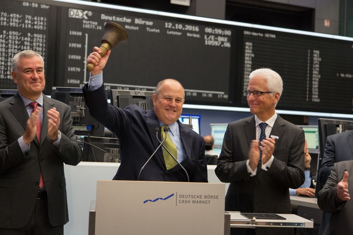 Fresenius Medical Care feiert 20-jähriges Bestehen – CEO Rice Powell läutet Börsenhandel in der Frankfurter Wertpapierbörse ein (FOTO)