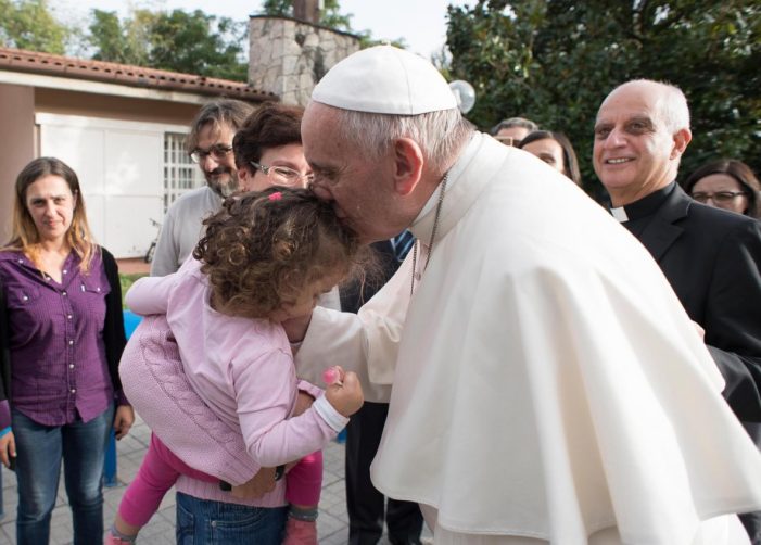 „Kein Kind wird geboren, um alleine aufzuwachsen“ / Papst Franziskus besucht Kinderdorf in Rom und zeigt sich begeistert von SOS-Konzept
