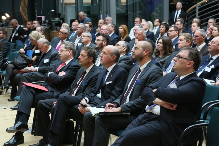 Milliardenschäden durch Wirtschaftskriminalität: „Deutsche Unternehmen müssen Sicherheit neu denken“ / Experten diskutierten bei STATE OF SECURITY über Sicherheitslage (FOTO)