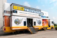 „Biotechnologie live“ in Regensburg: Am BioPark und am Albertus-Magnus-Gymnasium lädt das mobile BIOTechnikum ins Labor ein