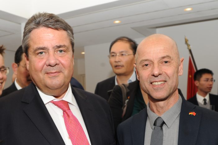 Wolfgang Frey mit Bundeswirtschaftsminister Sigmar Gabriel in China