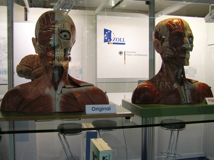 Zoll und Markenpatentamt informieren auf der „medica 2016“ in Düsseldorf (FOTO)