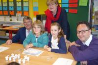 Grundschüler der Katholischen Grundschule Merl experimentieren wie kleine Forscher